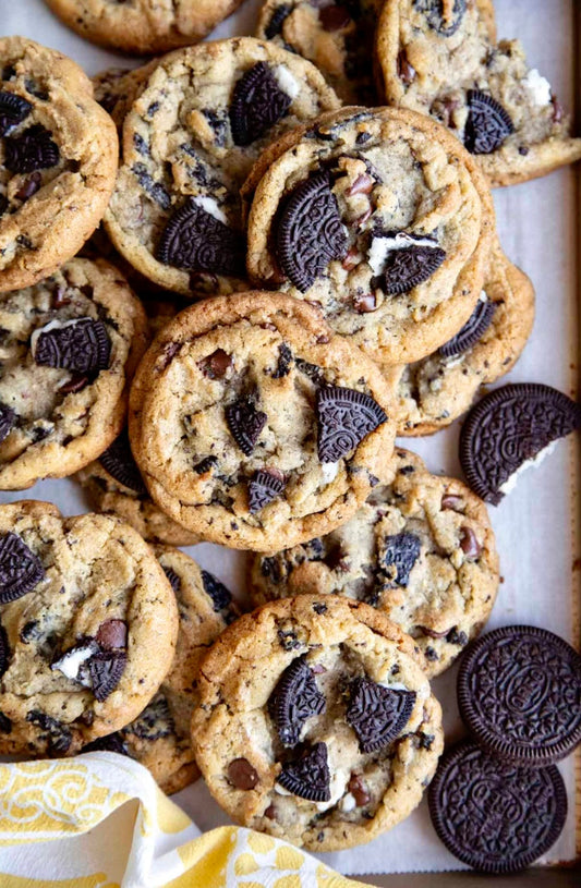close up cookies and cream cookies